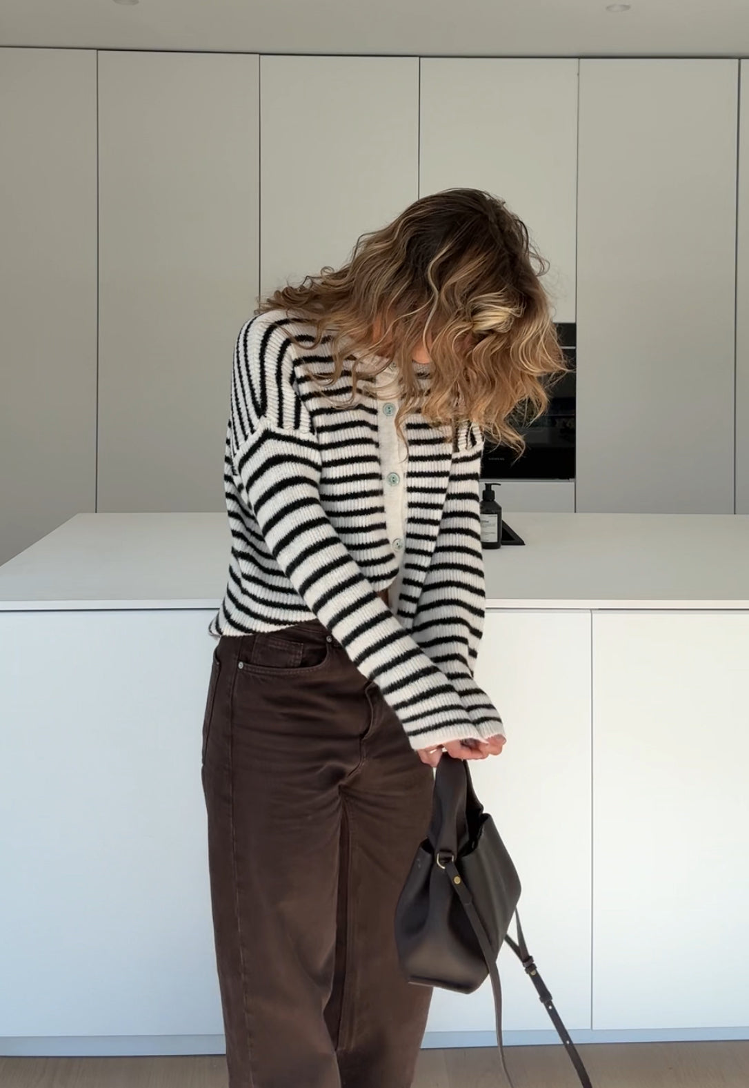 Cárdigan des rayas blancas y negras