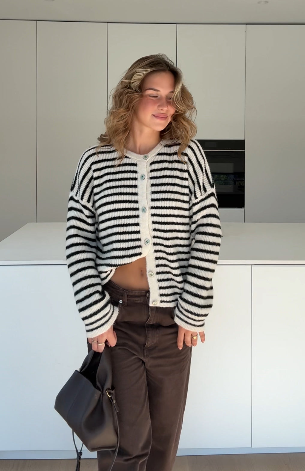Cárdigan des rayas blancas y negras