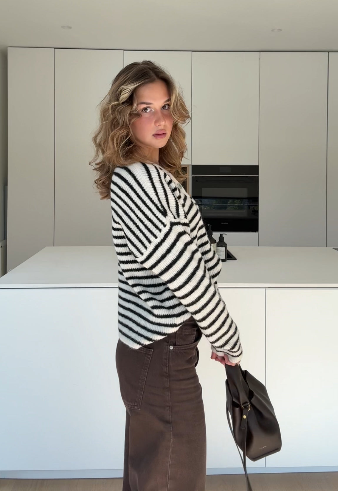 Cárdigan des rayas blancas y negras