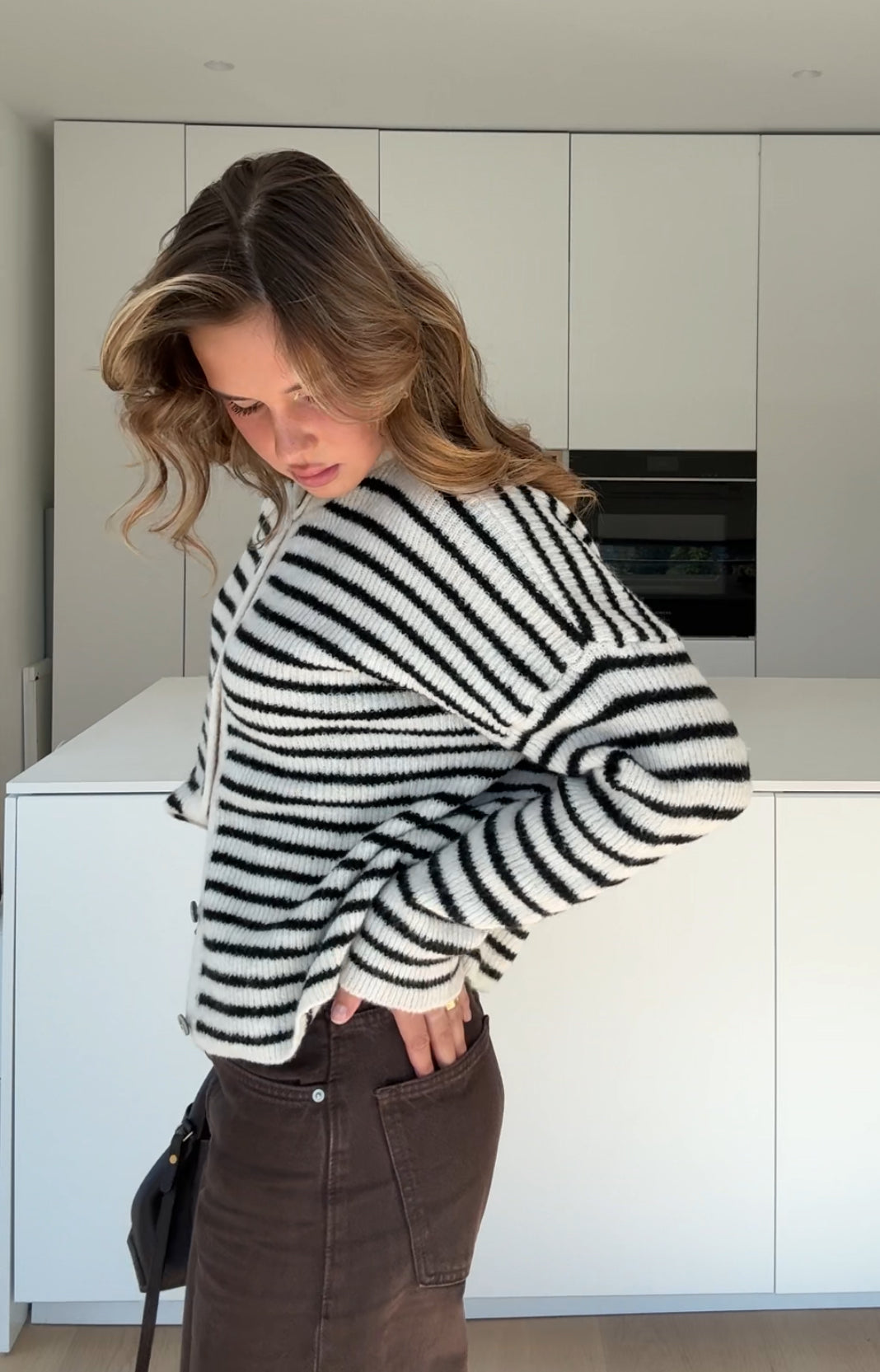 Cárdigan des rayas blancas y negras