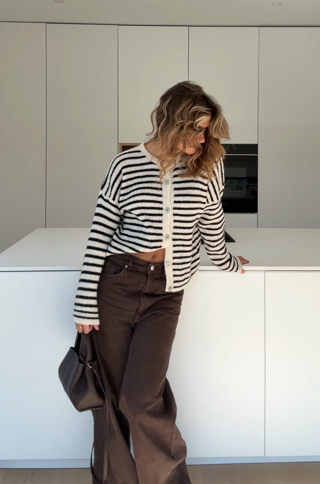 Cárdigan des rayas blancas y negras